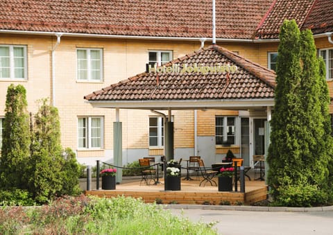 Property building, Patio, Facade/entrance, Balcony/Terrace, Seating area