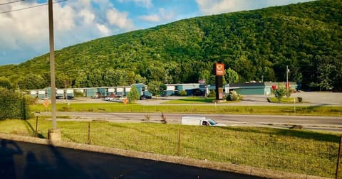 Spring, Day, Neighbourhood, Natural landscape, Mountain view, Parking