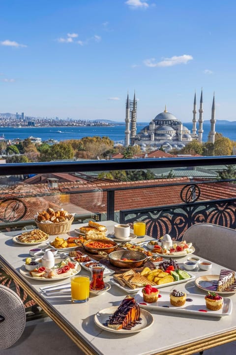 Restaurant/places to eat, View (from property/room), Balcony/Terrace, Food and drinks, Food, Sea view, Continental breakfast, Buffet breakfast