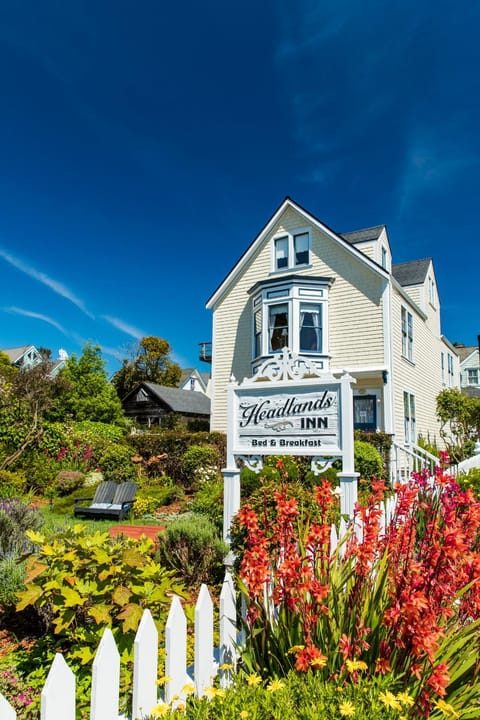 Property building, Nearby landmark, Facade/entrance, Garden