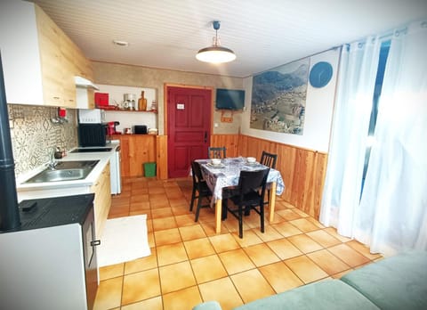 Kitchen or kitchenette, Dining area, kitchen