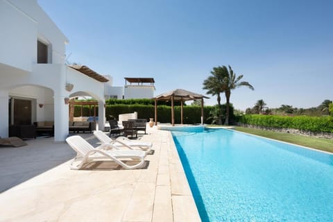 Day, Balcony/Terrace, Seating area, Pool view, Swimming pool, sunbed