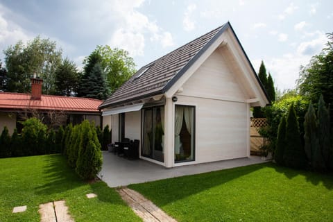 Property building, Patio, Facade/entrance, Garden