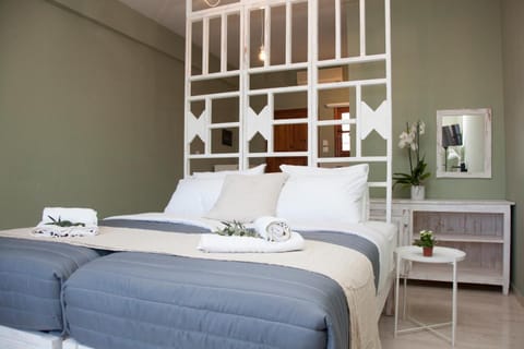 Bed, Photo of the whole room, Decorative detail, Bedroom