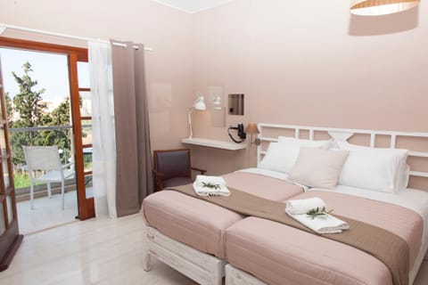 Bed, Balcony/Terrace, Photo of the whole room, Bedroom