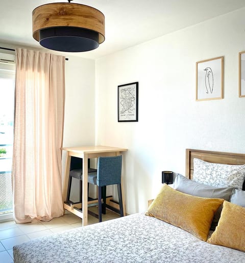 Photo of the whole room, Bedroom