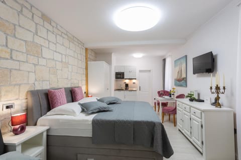 Bed, TV and multimedia, Kitchen or kitchenette, Living room, Seating area, Bedroom