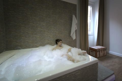 Hot Tub, Bathroom, Decorative detail