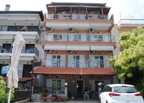 Property building, Restaurant/places to eat, Facade/entrance, People, Natural landscape, Balcony/Terrace, Beach, Sea view, Supermarket/grocery shop, Shopping Area, Family