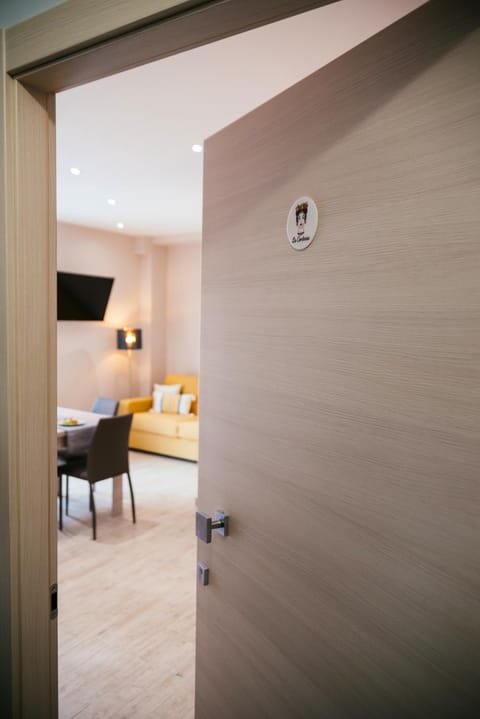 TV and multimedia, Seating area, Dining area, City view