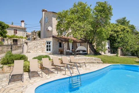 Property building, Patio, Spring, Day, Garden, Garden, Balcony/Terrace, Garden view, Pool view, Swimming pool, Swimming pool, Parking, sunbed