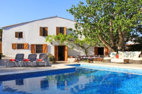 Property building, Patio, Swimming pool, sunbed