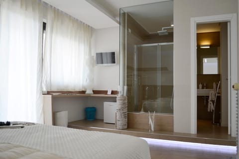 Shower, TV and multimedia, Photo of the whole room, Seating area, Bedroom