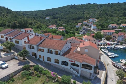 Knež - Relaxing Apartments Near the Sea on Mali Iž Bed and Breakfast in Zadar County