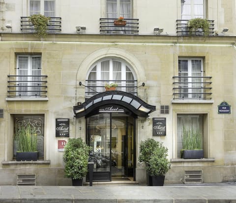 Facade/entrance