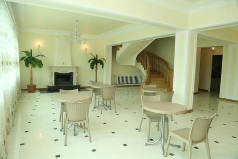 Seating area, Dining area
