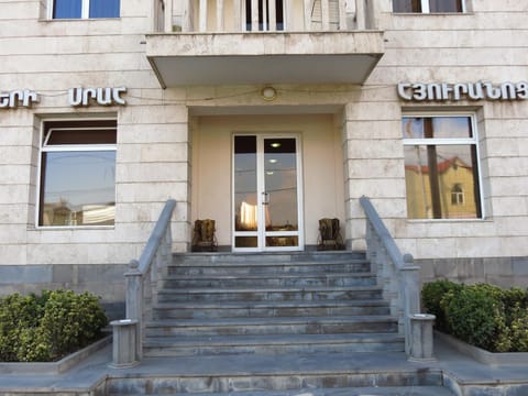 Facade/entrance