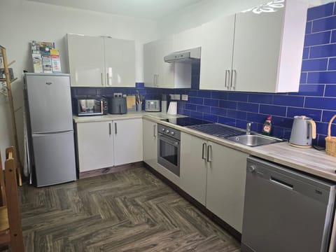 Coffee/tea facilities, Kitchen or kitchenette, dishwasher, oven, stove, toaster