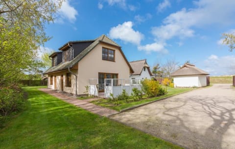 Doppelhaus am Deich 11 House in Wustrow