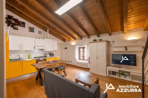 TV and multimedia, Kitchen or kitchenette, Dining area, Logo/Certificate/Sign, oven, pet friendly, toaster