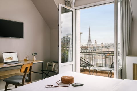 Bed, TV and multimedia, View (from property/room), Balcony/Terrace, Seating area, Bedroom, City view