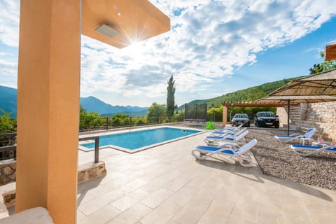 Shower, Swimming pool, Swimming pool