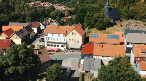 Property building, Facade/entrance, Day, Neighbourhood, Bird's eye view, Summer, Garden, City view, Garden view, Mountain view, Street view