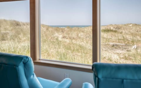 On the Sand MCA 198 - Meredith Lodging House in Manzanita