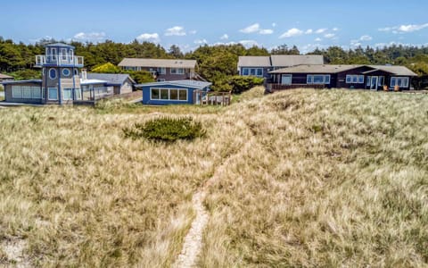 On the Sand MCA 198 - Meredith Lodging House in Manzanita