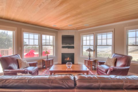 Pelican Reach House in Roads End