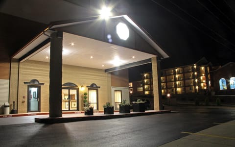 Facade/entrance, Night
