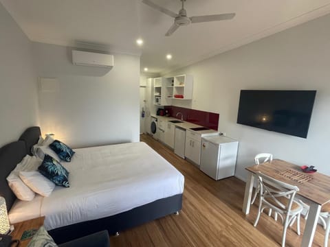 Photo of the whole room, kitchen