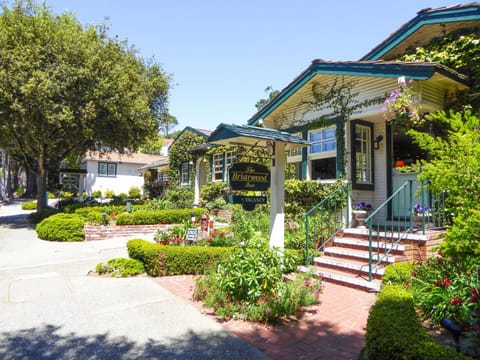 Property building, Facade/entrance, Day, Garden view, Street view
