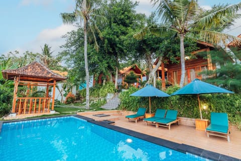 Pool view, Swimming pool, sunbed