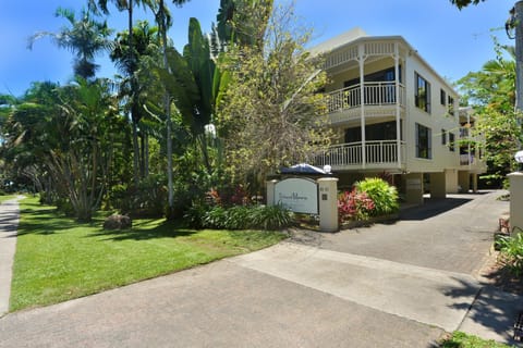 Facade/entrance, Natural landscape, Garden