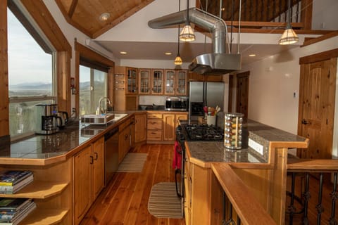 Alpine Recharge by KABINO Huge Views Hot tub Garage PS3 WiFi Loft House in Wyoming