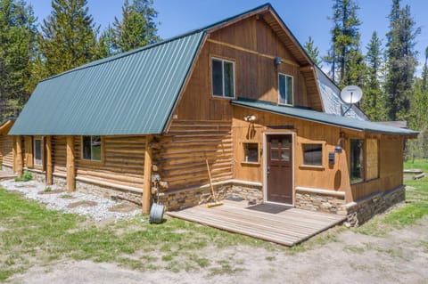 Grey Wolf Retreat by KABINO Sleeps 20 Commercial Kitchen Fire Pit WiFi Bunk Beds House in Idaho