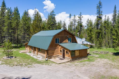 Grey Wolf Retreat by KABINO Sleeps 20 Commercial Kitchen Fire Pit WiFi Bunk Beds House in Idaho