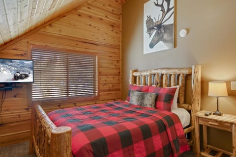 Rimfire Refuge by KABINO Hot Tub Fire Pit Sauna PS3 Grill WiFi Loft House in Idaho