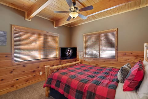 Rimfire Refuge by KABINO Hot Tub Fire Pit Sauna PS3 Grill WiFi Loft House in Idaho