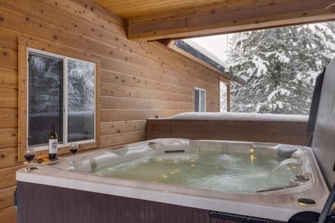 Rimfire Refuge by KABINO Hot Tub Fire Pit Sauna PS3 Grill WiFi Loft House in Idaho