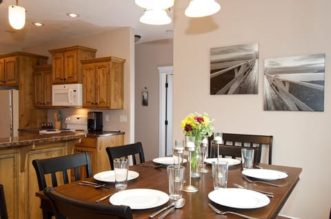 Teton Harmony by KABINO Hot Tub Pool Table Fire Pit Mtn Views 2 Levels 2 Living Rooms WiFi Grill House in Driggs