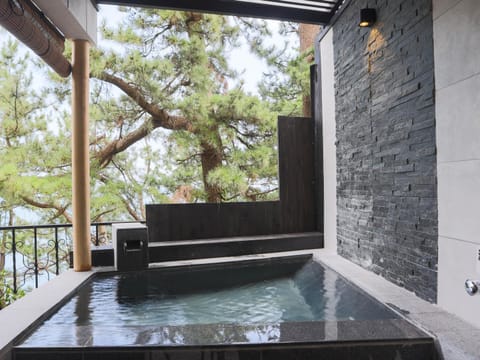 Shower, Bathroom, Balcony/Terrace, Sea view