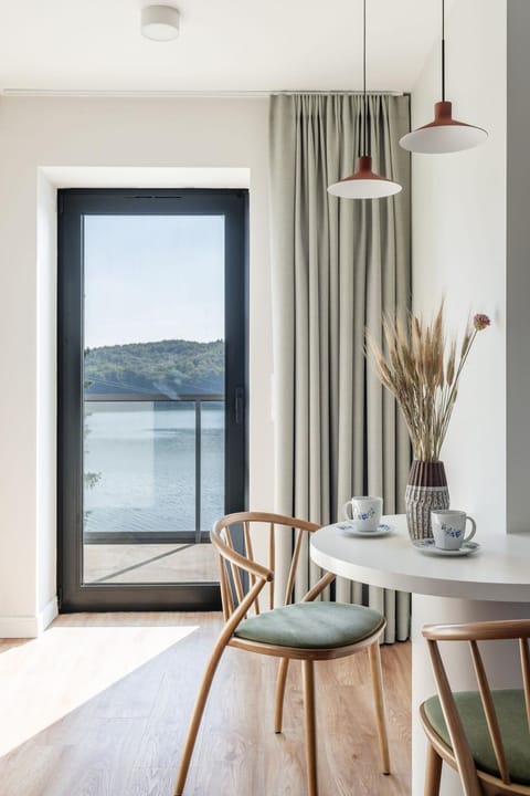Natural landscape, Balcony/Terrace, Seating area, Lake view