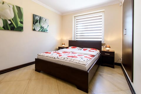 Bed, Photo of the whole room, Decorative detail, wardrobe