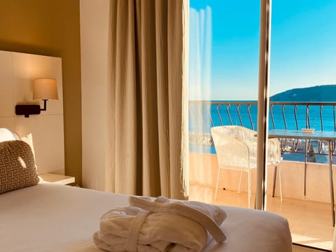 Bed, Natural landscape, View (from property/room), Balcony/Terrace, Photo of the whole room, Bedroom, Sea view