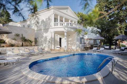 Swimming pool, sunbed