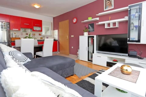 Communal lounge/ TV room, TV and multimedia, Living room, Dining area