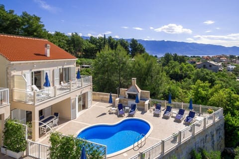 Facade/entrance, Swimming pool