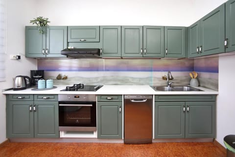 Coffee/tea facilities, Kitchen or kitchenette, dishwasher, pet friendly, stove